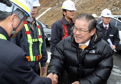 30일 경북 경주 방폐장과 월성원자력본부를 찾은 권태신 국무총리실장이 방폐장 건설현장에서 직원을 격려하고 있다.