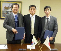  김재섭 한국스마트그리드사업단장과 진홍 지식경제부 기후변화에너지정책관, 구리하라 이쿠오 일본전력중앙연구소 시스템기술연구소장(왼쪽부터)이 양해각서를 교환한 후 포즈를 취하고 있다.
 　