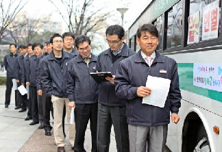  서초동 한전아트센터에서 한전KDN 임직원들이 헌혈을 위해 줄서있다.