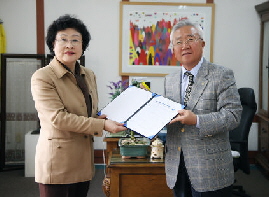  정광훈 제이엠아이 회장(오른쪽)이 김필식 동신대 이사장에게 발전기금을 전달하고 있다.