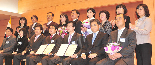 행정안전부와 전자신문사 공동 주최로 지난 3일 정부중앙청사에서 열린 ‘2009 자치정보화대상’ 시상식에서 강중협 행안부 정보화전략실장(앞줄 왼쪽 세 번째), 금기현 전자신문사 대표(앞줄 오른쪽 두 번째) 등 행사 관계자와 수상자들이 축하 박수를 보내고 있다. 박지호기자 jihopress@etnews.co.kr