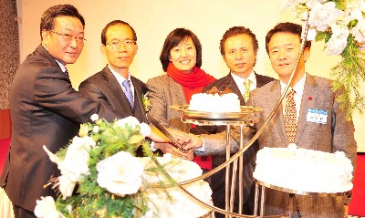 　7일 독산동 노보텔에서 열린 ‘U에코시티협회 창립총회’에서 행사 관련 내외빈들이 축하 케이크를 자르고 있다. 왼쪽부터 전홍태 대한전자공학회장, 박찬득 한국산업단지공단 서울지역본부장, 박영선 의원, 백종만 신임회장, 남경필 의원.
 　 박지호기자 jihopress@etnews.co.kr