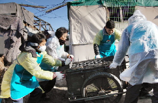  봉사활동이 시작된 16일 GS칼텍스 임직원과 가족들이 서울시 강남구 구룡마을의 어려운 이웃에게 연탄을 전달하고 있다.
 