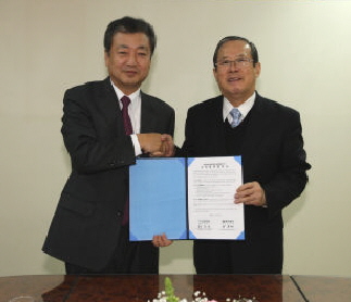  최동규 한국생산성본부 회장(왼쪽)과 정종택 충청대 학장이 협약서를 교환한 뒤 악수하고 있다. 
 