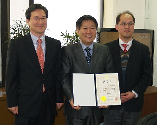  방통위 이용자보호국 차양신 국장, CMB 김동수 상무이사, CMB 김병각 이사(왼쪽부터)가 포즈를 취하고 있다.