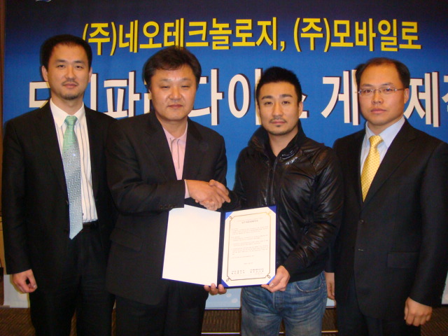 지난 달 28일 벡스코에서 열린 네오테크놀로지와 모바일로의 ‘도기 파라다이스 게임 제작 조인식. 왼쪽부터 이창우 부산게임미디어협회장, 공기정 네오테크놀로지 사장, 백승현 모바일로 사장, 이병석 부산시 영상문화산업과장)