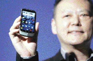 피터 추 HTC 최고경영자가 구글 ‘넥서스원’을 들어보이고 있다.<마운틴뷰(미국)=AP연합뉴스> 