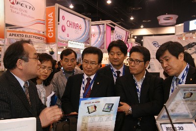 CES2010에서 한국관을 방문한 국회의원들이 중소기업의 참신한 아이디어가 담긴 제품을 주의깊게 살펴보고 있다. 