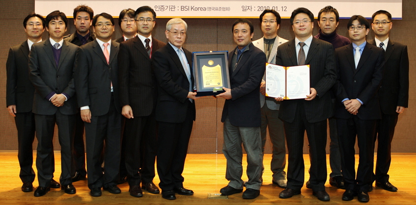  김택진 엔씨소프트 사장(중앙 오른쪽)이 12일 삼성동 엔씨소프트 R&D센터에서 열린 개인정보경영시스템(BS10012) 인증 수여식에서 천정기 BSI코리아 사장(중앙 왼쪽)으로부터 인증서를 받고 있다. 
