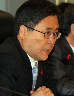 진동수 금융위원장이 12일 오전 서울 여의도 금융위 회의실에서 열린 금융공공기관장회의에서 모두 발언을 하고 있다.