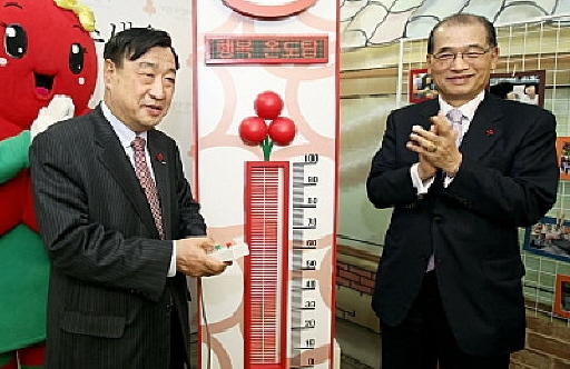 성금 전달식에 참석한 이희범 STX에너지·중공업 총괄 회장(왼쪽)과 윤병철 사회복지공동모금회 회장.
