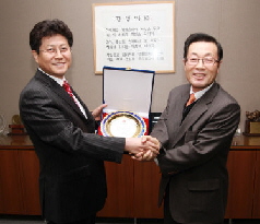  김진구 신세계I&C 상무(오른쪽)가 이춘화 센드빌 사장에게 감사패를 증정했다.
 