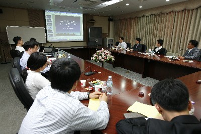 지난해 10월 전력산업연구센터에서 열린 전기수급 관련 세미나에서 센터 연구원들이 발표자의 프레젠테이션을 듣고 있다. 사진 맨 위쪽이 이창호 센터장. 
 