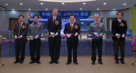  패트릭 디로이터 한국에머슨 프로세스 매니지먼트 사장(왼쪽서 세번째)과 장도수 한국남동발전 사장(〃 네번째) 이 무주양수발전소 신형 주제어설비 준공 기념 행사를 가졌다.