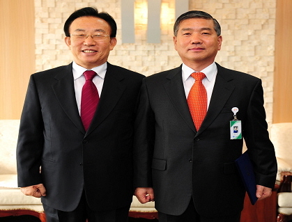 25일 한성주 전 공군군수사령관(오른쪽)과 김관용 경북도지사가 기념촬영하고 있다. 