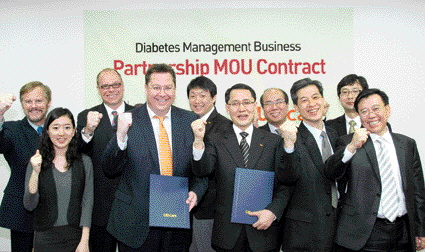  유비케어와 미국 엔트라헬스시스템스(EHS)는 당뇨관리 서비스 기술협력에 대한 전략적 제휴를 맺었다. 남재우 유비케어 사장(왼쪽 여섯번째)과 존 헨델 EHS 회장(왼쪽 네번째) 등 양사 직원들이 파이팅을 외치고 있다. 