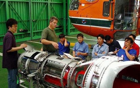 전국 지자체가 항공기정비센터 유치전에 열을 올리고 있다. 사진은 산림항공관리본부 헬기 정비 모습.