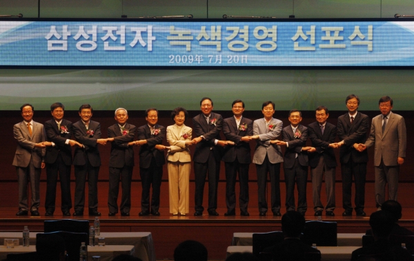 삼성전자는 지난해 7월 서울 서초사옥에서 지구환경 보호와 적극적인 녹색 성장 추진을 위한 녹색경영 비전과 전략을 공유하는 ‘녹색경영 선포식’을 실시했다.
 ※사진설명: LG전자는 지난해 1월 미국 라스베이거스에서 열린 기자간담회에서 ‘2012년까지 연간 7만 5000톤, 2020년까지 연간 15만 톤의 온실가스를 감축’한다는 목표를 발표했다. 사진은 백우현 최고기술책임자 사장이 온실가스감축 목표를 발표하는 모습.
 