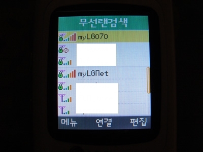 통합LGT 인터넷 전화기를 통해 무선AP를 검색한 화면. 고객용 SSID인 ‘myLGNet’과 히든SSID인 ‘myLG070’이 동시에 검색되며 히든SSID로 접속된다.
