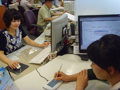 민원인이 노원구 ‘일꾼시스템’으로 간편하게 업무를 보고 있다.
 