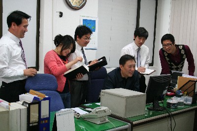 인제대학교 컴퓨터공학부 서재현 교수(모니터 앞)와 학생들이 진행 중인 프로젝트를 놓고 논의하고 있다.