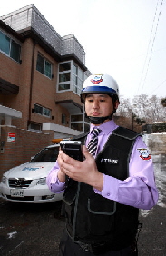  KT텔레캅 출동 요원이 순찰점검을 실시하고 있다. 