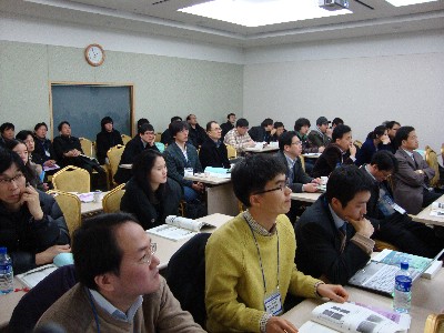 용평리조트에서 8일부터 이틀간 열린 시스템IC 2010 워크숍에서 참석자들이 수행 과제 발표를 듣고 있다.
  오은지기자 onz@etnews.co.kr