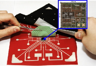  KAIST가 개발해 직물형 인쇄 회로 기판에 장착한 고성능 반도체칩(헬스케어 칩)의 모습.
 