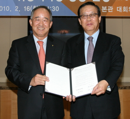  오영교 동국 총장(왼쪽)과 김원호 디지털미디어산업협회장이 협약 체결 후 기념촬영을 하고 있다.   