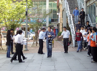  금천구청 직원들이 가산디지털단지역 근처에서 에코마일리지제 거리 홍보를 하고 있다. 
 