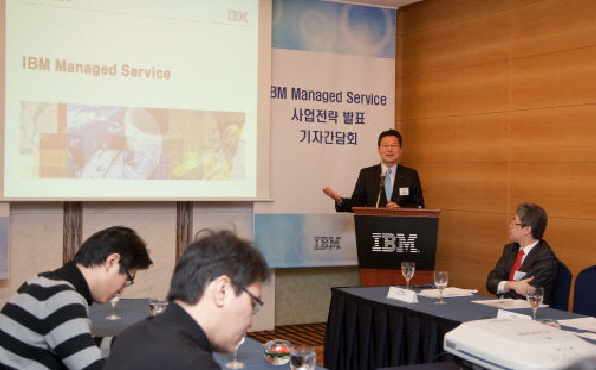  김원종 한국IBM 글로벌테크놀로지서비스(GTS) 대표가 기자들을 상대로 서비스를 설명하고 있다.