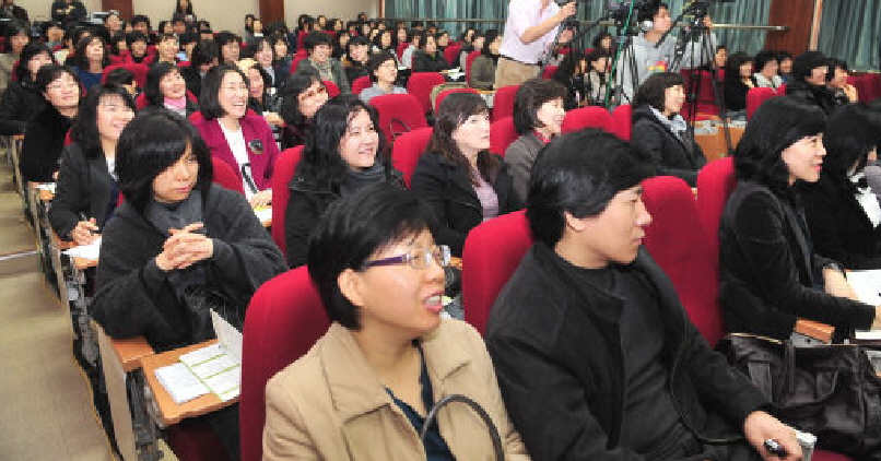  전자신문과 강남구 주최로 23일 강남구립국제교육원에서 열린 ‘입학사정관제 이후 대학과 기업이 바라는 인재상’ 대담회에서 학부모들이 학부모들이 문용린 전 교육부장관의 기조연설을 듣고 있다. 온·오프라인으로 동시 진행하는 이번 대담회는 오는 25일까지 사흘간 열릴 예정이다. 
 박지호기자 jihopress@etnews.co.kr
 　