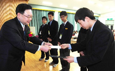 　전자신문사와 익스트림네트웍스코리아가 공동 주관하는 ‘정보과학 우수 재능 학생 장학금 전달식’이 23일 대전충남 지방중소기업청에서 열린 가운데 이근영 익스트림네트웍스코리아 대표가 선발된 우수 재능 학생들에게 장학증서를 전달하고 있다. 윤성혁기자 shyoon@etnews.co.kr