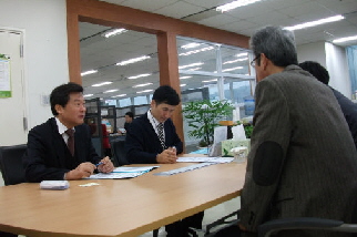  이기우 이사장(왼쪽에서 첫번째)이 정책자금 신청 차 방문한 기업인들과 상담하고 있다.