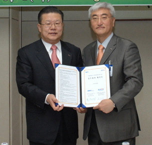  김흥남 ETRI 원장과 허준영 한국철도공사 사장(왼쪽부터)이 협약서를 들고 포즈를 취하고 있다.