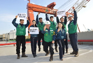  현대중공업 건조2부 직원들이 사내 콘테스트에 출품할 UCC를 제작하고 있다.