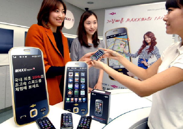  LG전자 도우미가 고객들에게 출시 10일만에 일일개통 수 1000대를 돌파하며 초반 돌풍을 일으키고 있는 맥스폰 무료 체험 이벤트를 소개하고 있다.