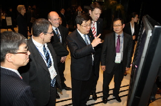  MKE4235/ 지식경제부는 17일 유레카 의장국인 독일과 공동으로 ‘제1회 유레카 데이’를 열었다. 임채민 지경부 1차관(왼쪽부터 네번째)이 김용근 산업기술진흥원장(〃 여섯번째) 등 참석자들과 유레카 회원국의 기술 시연을 보고 있다. 