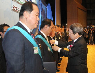  17일 삼성동 코엑스에서 열린 ‘제37회 상공의날’ 기념식에 참석한 정운찬 국무총리가 김용환 현대자동차 부회장에게 금탑산업훈장을 수여하고 있다. 