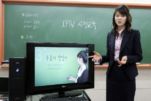  통신3사가 IPTV 단말기를 PC에 연결해 기존 TV를 통해 IPTV 시청각 교육을 가능케하는 서비스에 들어간다. SK브로드밴드 IPTV시청각 교육 모습. 