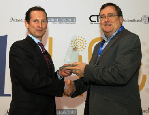  ‘CTIA 2010 어워드’에서 CTIA 부회장 로버트 B. 메시로우(왼쪽)가 삼성전자 미국 법인 디렉터 킴 타이투스에게 상을 수여하고 있다.  
