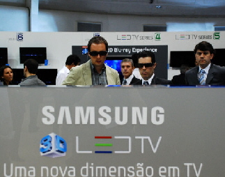  행사에 참가한 현지 유통업체 관계자가 3D TV 전용안경을 이용해 풀HD 3D LED TV를 시청하고 있다.