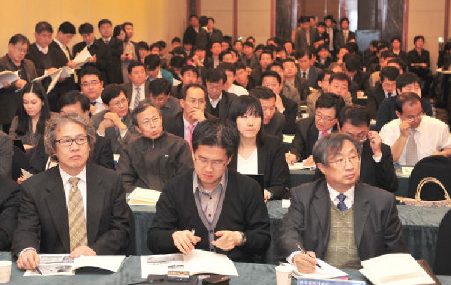 지식경제부 주최로 30일 서울 양재동 서울교육문화회관에서 열린 ‘신재생에너지 의무할당제 공청회’에서 참석자들이 신재생에너지 의무할당제(RPS)에 대한 설명에 귀기울이고 있다.
박지호기자 jihopress@etnews.co.kr