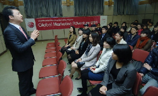  HE마케팅전략팀장인 이관섭 상무(왼쪽)가 29일 연세대에서 열린 설명회에서 대학생들을 대상으로 글로벌 마케팅 어드벤처 (GMA) 프로그램에 대해 설명하고 있다.