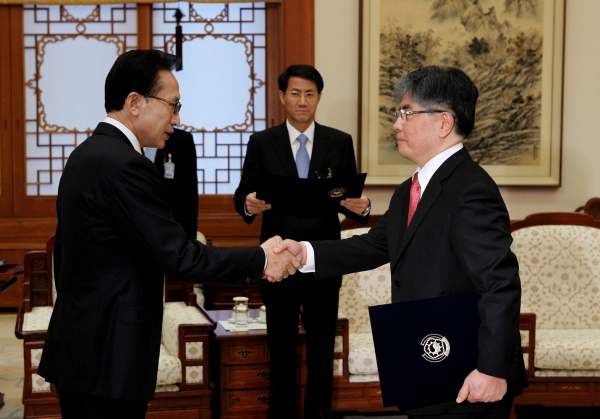 보도/사진/이 대통령, 한은 새롭게 변화해야.. 김중수 신임 한은총재에 임명장 수여