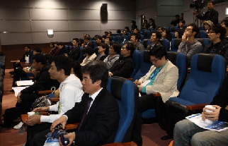  1일 대전서 열린 제3회 융합과학국제워크숍에서 참석자들이 논문 경쟁력 강화방안에 대해 귀를 기울이고 있다.