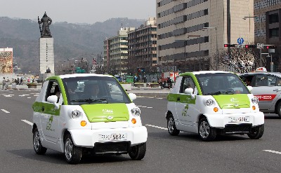 이달부터 서울 시내 도로에서 운행이 가능한 근거리 저속전기차(NEV·Neibourhood Electric Vehicle)가 세종로 일대를 달리고 있다.