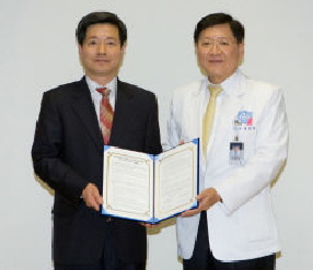  이유종 한국산업기술시험원 원장(왼쪽)과 정진영 분당서울대 병원 원장이 협약서를 들어보이고 있다.