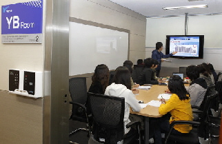  영남대 상경관 1층에 마련된 ‘YB룸’에서 상경대 학습동아리 ‘인큐믹스’가 토론을 펼치고 있다.