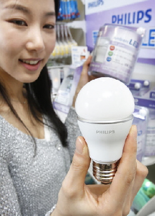  필립스전자의 2만원대 LED 조명 ‘앰비언트’. LED 조명으로는 최초로 대형마트(신세계 이마트)에 입점했다.